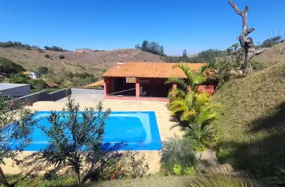 Granja com três quartos e lazer completo em condomínio fechado
