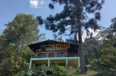 Linda casa com móveis rústicos na cidade do embu das artes com três garagens coberta cercada da natureza