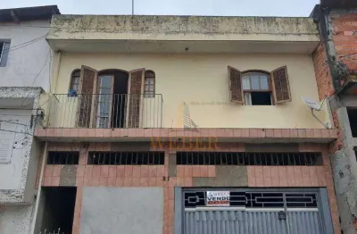 Sobrado 180m2 com 3 casas e salão comercial, ideal para renda.