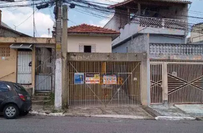 Casa ´terrea ampla, espaçosa,1 vaga de garagem, com sacada ampla.