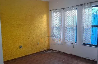 Casa espaçosa com 2 dormitórios, suíte e edícula em região privilegiada de taboão da serra