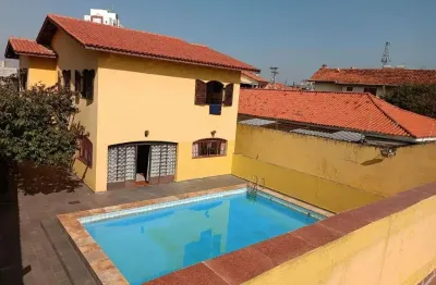 Sobrado com 280m² 4 dormitórios sendo 2 suítes, piscina e 4 vagas - taboão da serra