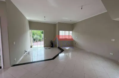 Sobrado amplo com 3 dormitórios. Aceita FGTS e financiamento.