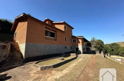 Unica casa terrea do condominio, planta amplae moderna. contendo 5 suites, sendo uma suite master com closed e banheira, amplo escritorio e uma sala p