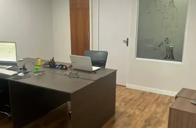 Linda sala de escritório com moveis planejados no centro de jandira