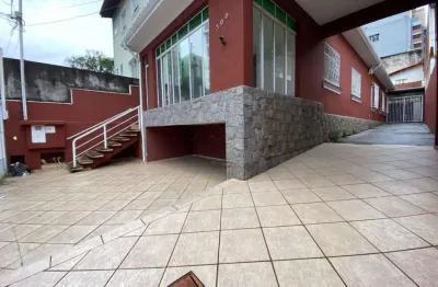 Casa térrea de 300m² de área construída, para fins comerciais