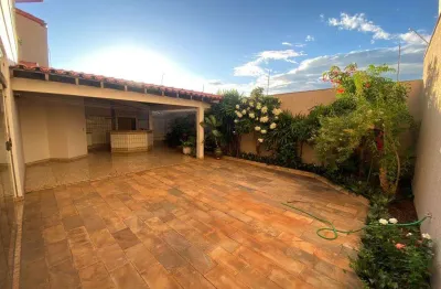 Casa com 4 quartos à venda no Osvaldo Rezende, Uberlândia 
