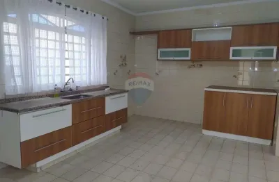 Sobrado espaçoso com edícula e área gourmet – ideal para família ou república!
