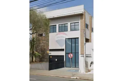 Prédio comercial com elevador — 7 salas, 6 banheiros, 953 m² para alugar