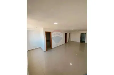 Sala com iluminação toda em led, porta de vidro e piso em porcelanato