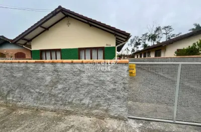 Casa para locação em local tranquilo e bem localizado