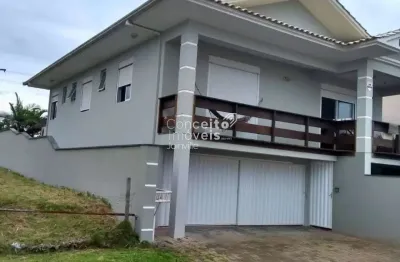 Sobrado com 4 suítes, área gourmet e vista para o mar
