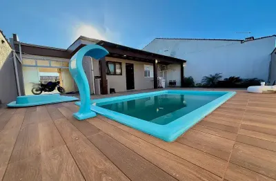 Conforto e lazer em localização privilegiada – casa com piscina e acabamento impecável!