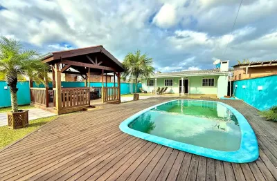 Casa á venda com piscina na praia – descanso e lazer garantido!
