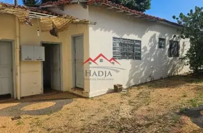Casa Térrea com Amplo Terreno e ótima localização à Venda no Jardim Chapadão.