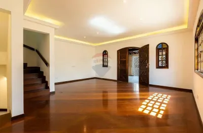 Casa à venda no bairro rio pequeno, 220 metros, 3 quartos, sendo 2 suítes, 4 banheiros e 3 vagas.