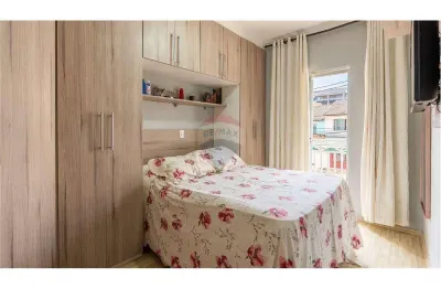 Casa sobrado à venda no aricanduva: 2 suítes, 2 vagas, móveis planejados!
