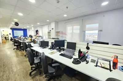 Sala Comercial para locação na Barra Funda, 140 metros, 4 banheiros, copa e 4 vagas.