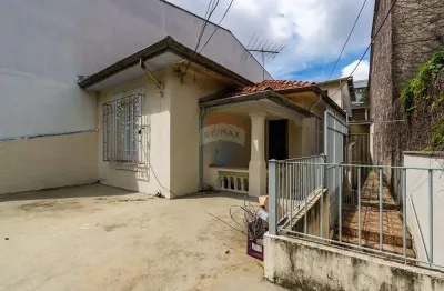 Casa à venda no Tatuapé, com 356 metros, 6 quartos, 4 banheiros e 3 vagas de garagem.