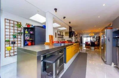 ** lindo sobrado reformado de 4 dormitórios sendo 2 suítes com 2 vagas de garagem - 169m² de área construída -  área gourmet + jacuzzi **