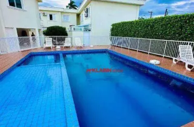 Belo sobrado em condomínio fechado no bairro centro em bertioga com 71m² de área construída - 2 suítes e 2 vagas de garagem - churrasqueira e piscina