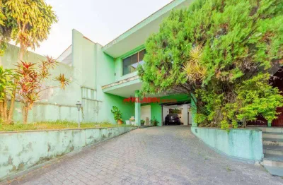 Amplo sobrado com 496m² de terreno e 361m² de área construída com 4 dormitórios sendo 2 suítes - 6 vagas - quintal com piscina e churrasqueira