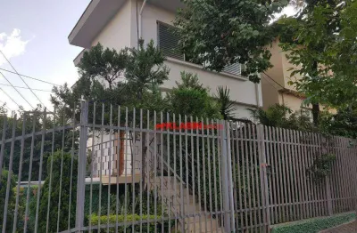 Sobrado espaçoso, iluminado e com excelente localização na vila monumento!