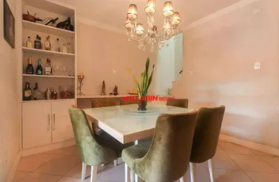 Sobrado com 3 suítes sendo 1 com closet - 3 vagas de garagem - 180m² de área construída - quintal com churrasqueira e piscina - ótima localização