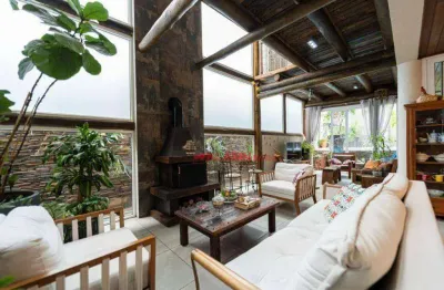 Casa com 4 quartos sendo 4 suítes e 4 vagas de garagem - 326m² de área construída - quintal com churrasqueira e piscina - boa localização no planalto