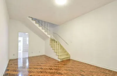 Sobrado de 2 quartos com 1 vaga de garagem - edícula com banheiro e pequeno quintal - 101m² de área construída - 1km do metrô saúde (13 min a pé)