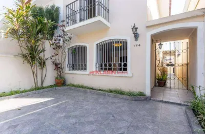 Sobrado de 3 quartos sendo 1 suíte com 2 vagas de garagem -175m² de área construída e 157m² de terreno - quintal com entrada lateral - boa localização