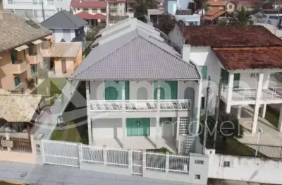 Sobrados à venda em penha na praia do quilombo, são 8 dormitórios divididos em 3 sobrados, apenas 50m da praia