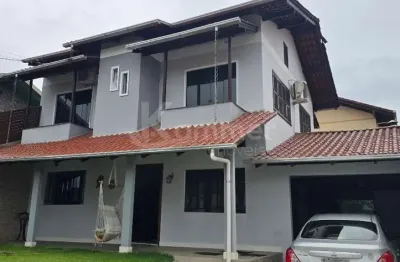 Casa à venda com 4 quartos e 3 vagas de garagem no centro de penha-sc!