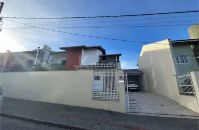 Sobrado quadra mar em balneário piçarras, mobiliado, com 3 dormitórios, 2 vagas de garagem, hidromassagem.