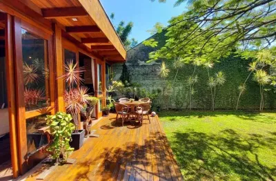 Casa mobiliada com 4 dormitórios sendo 01 suíte e 4 vagas, 250 metros do mar em penha sc.