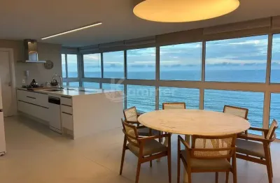 Apartamento frente mar mobiliado com 4 dormitórios sendo 2 suítes, 180m2, 3 vagas de garagem.