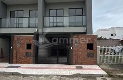 Sobrado à 600 metros do mar com 3 quartos sendo 1 suite, 104m2, churrasqueira a carvão e 1 vaga de garagem