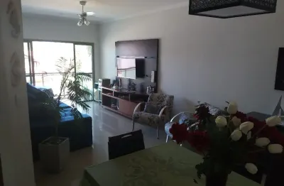 Tudo amplo, são 115 metros úteis, uma quadra do mar