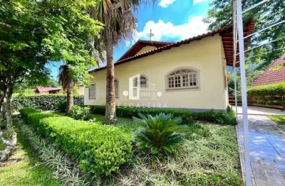 Casa em Condomínio à Venda em Teresópolis-RJ - 7 Quartos, 4 Suítes, 2 Salas, 6 Banheiros, 9 Vagas - 310m².