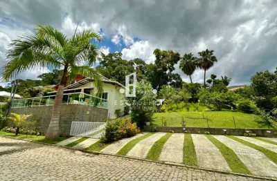 Casa em condomínio de alto padrão na cascata do imbuí - teresópolis-rj: 3 quartos, 3 suítes, 5 banheiros, 7 vagas de garagem.