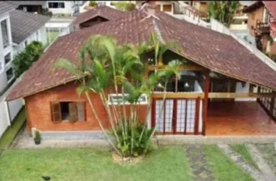 Casa de condomínio em bairro nobre à venda na cidade de teresópolis rj