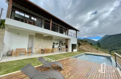 Luxuosa casa em condomínio à venda em teresópolis-rj, bairro vargem grande - 4 quartos, 4 suítes, 3 salas, 6 banheiros, 2 vagas, 310m².
