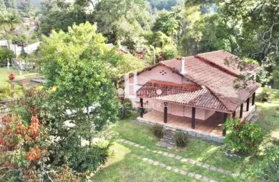 Imperdível! casa de 4 quartos e 2 suítes na granja guarani, teresópolis-rj. 235m² e 4 vagas de garagem. venha conferir!
