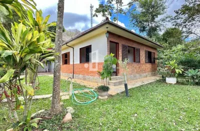 Casa à venda no parque do imbui, teresópolis-rj: 2 quartos, 1 sala, 2 banheiros, 1 vaga de garagem, 100m² de área. confira!