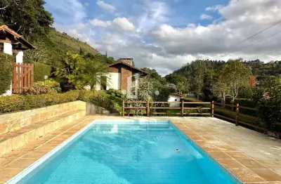 Casa em condomínio à venda em teresópolis-rj: 3 quartos, 3 banheiros, 3 vagas de garagem, 195m² de área no bairro albuquerque.