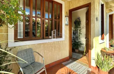 Casa em condomínio a 3 minutos do centro de  teresópolis-rj: 3 quartos, 3 suítes, 4 banheiros - 120m² - imperdível!