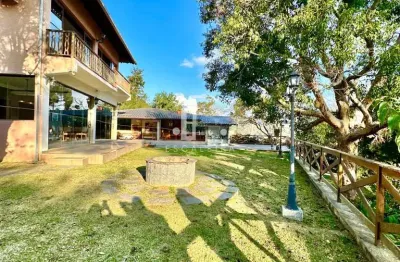 Imponente residência à venda em teresópolis-rj, 5 quartos, 2 suítes, 4 salas, 6 banheiros, 4 vagas, 600m². venha conferir!