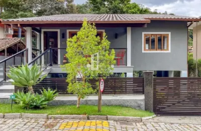 Casa de Condomínio à Venda em Teresópolis-RJ - 4 quartos, 2 suítes, 4 banheiros, 4 vagas de garagem - 250m²