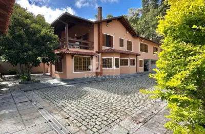 Linda casa em condomínio à venda em teresópolis-rj, bairro albuquerque. 6 quartos, 3 suítes, 3 salas, 6 banheiros, 3 vagas de garagem, 470m².