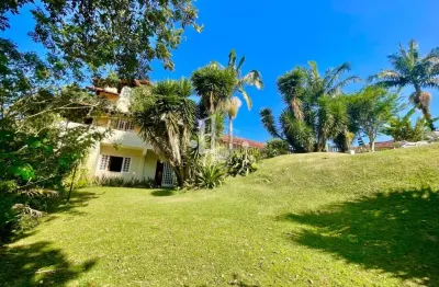 Casa espaçosa a venda em condomínio na cascata guarani, teresópolis-rj: 5 quartos, 1 suíte, 4 banheiros, 2 vagas - 130m².
